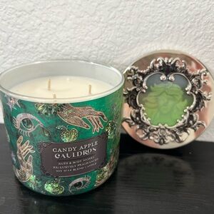 Bath & Body Works Enchanted Green Candle - Candy Apple Cauldron